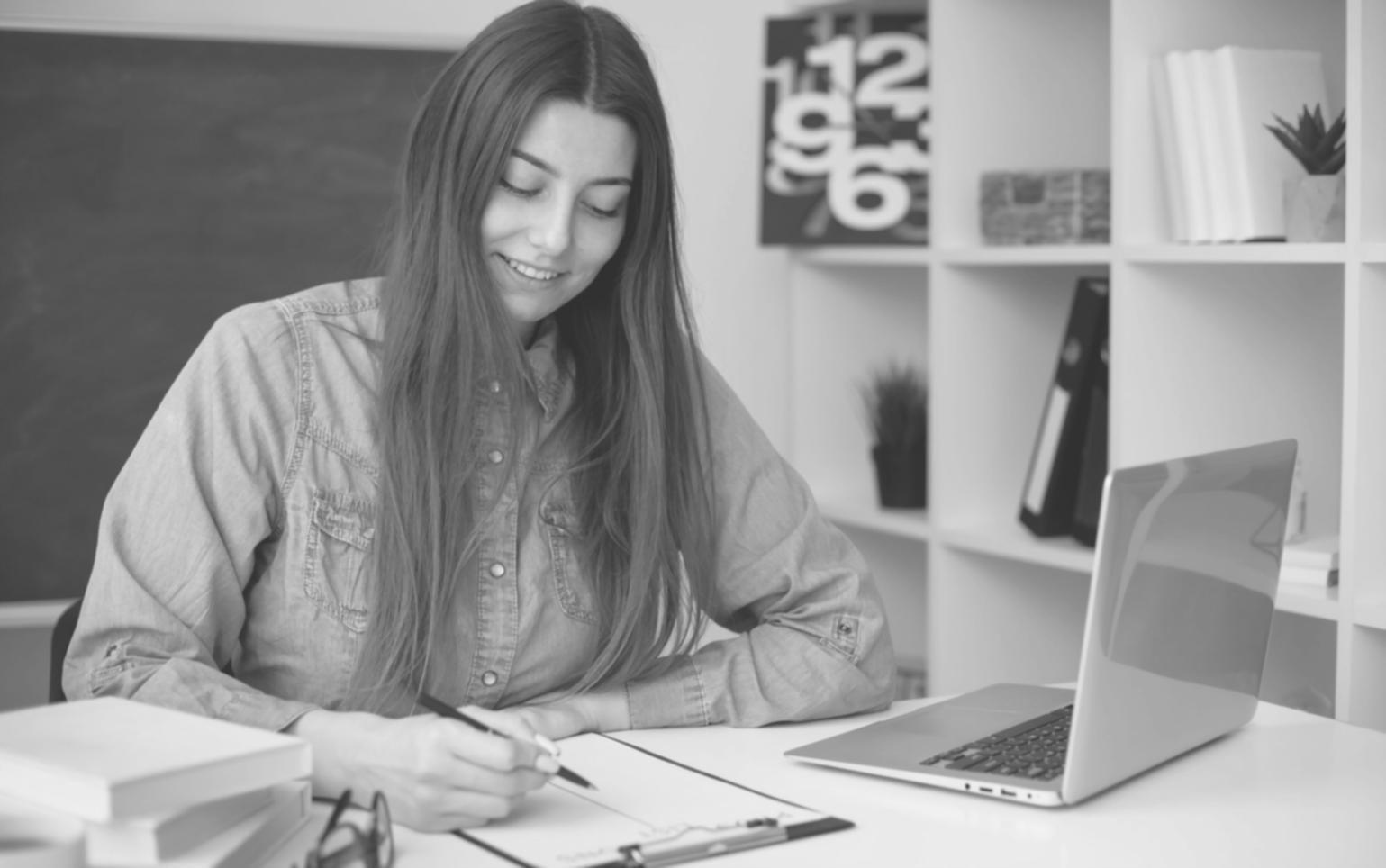 Personne travaillant sereinement sur ses finances personnelles